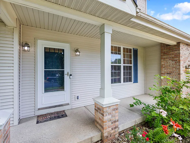 1206 Meadow Sweet Dr — Photo 1