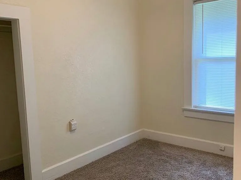 322 SW K St — Photo 5