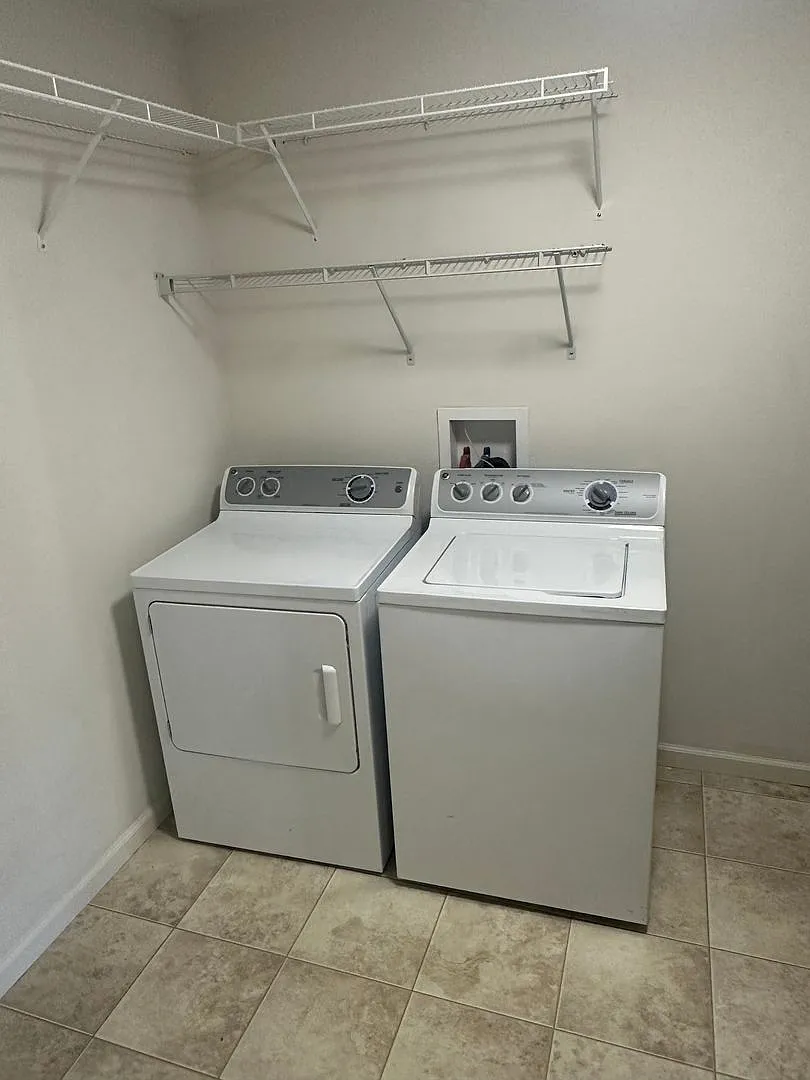 3 bedroom 2 bathroom ranch house — Photo 2