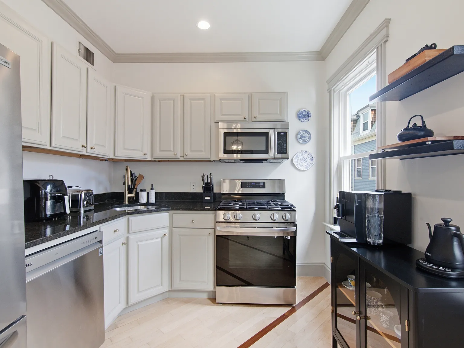 2 bed, 1033 sqft, $3,950 — Photo 3