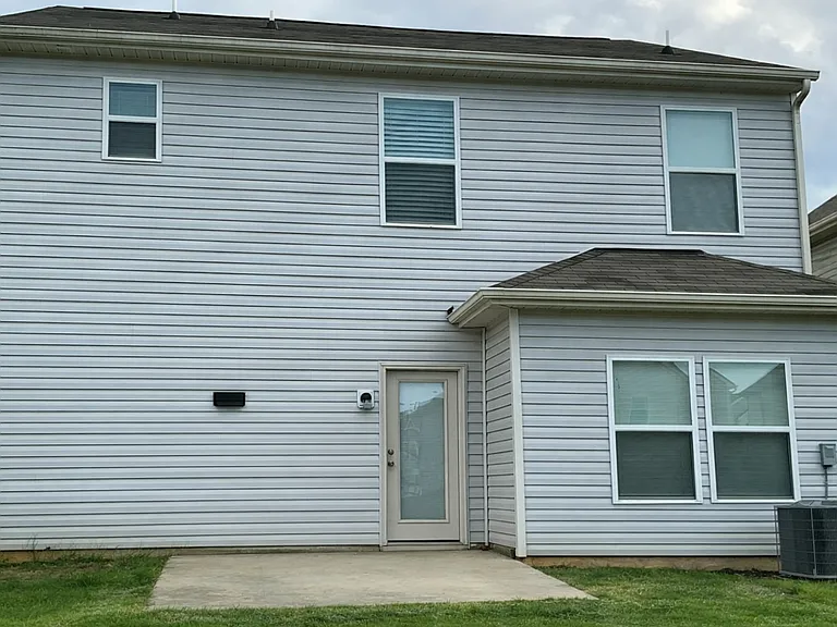 616 Spencer Ln — Photo 2