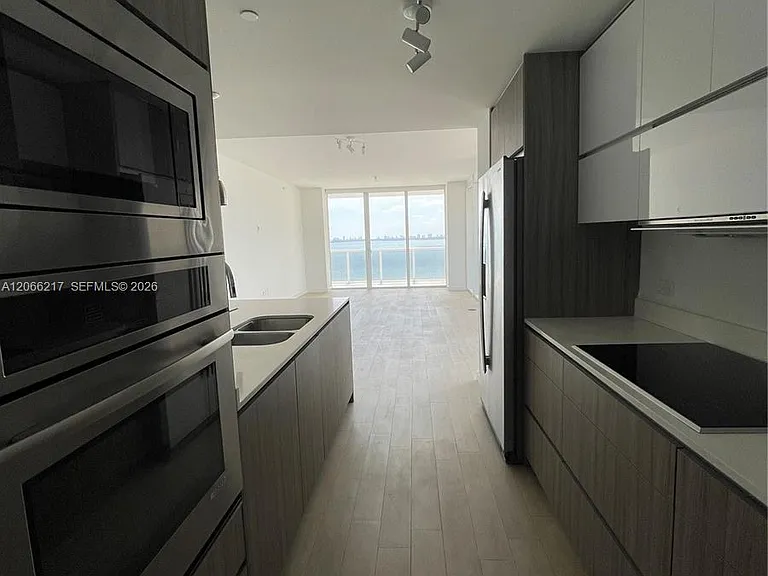 600 NE 27th St #1205 — Photo 45