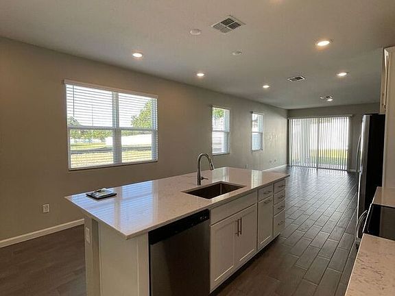 3rd image of 824 Blue Creek Dr