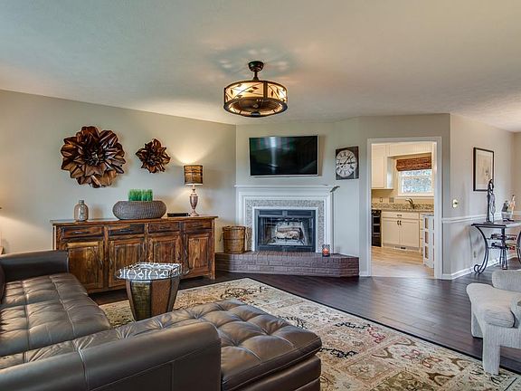3rd image of 2705 Learcrest Ct