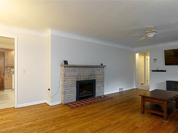 2nd image of 37085 Meadow Ln