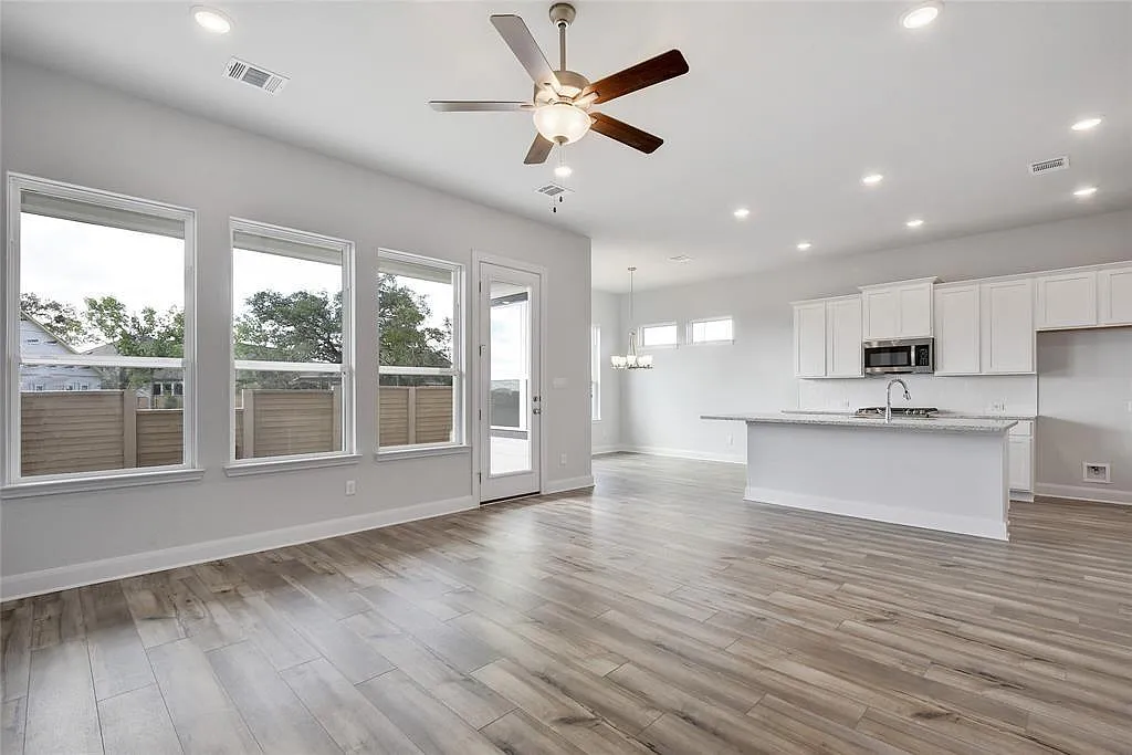 2 bed, 2.0 bath, 1378 sqft, $2,000 — Photo 3