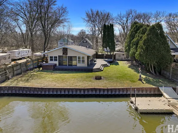 1319 Nippersink Dr, Spring Grove, IL 60081