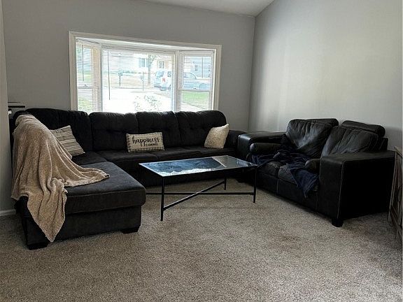 4th image of 301 W Quail Roost Dr