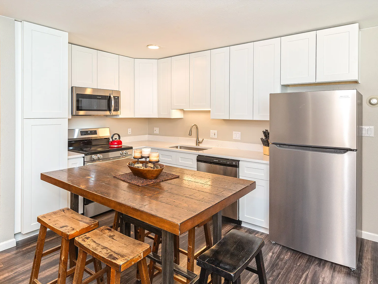 3 bed, 884 sqft, $3,300 — Photo 3