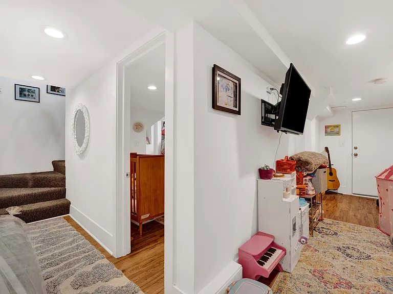 1140 N Winchester Ave #1F — Photo 15