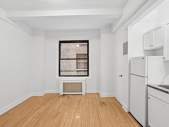 4th image of 160 W 71st St APT 3B