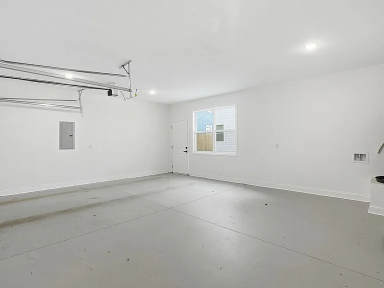 912 E Henry St — Photo 22