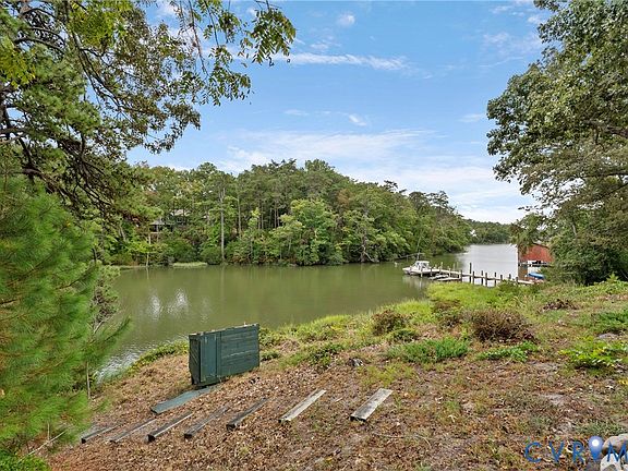 2nd image of 935 Ring Farm Rd