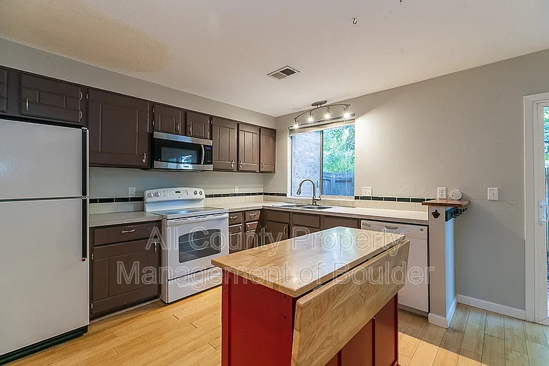 Building Photo - 3850 Paseo Del Prado #8