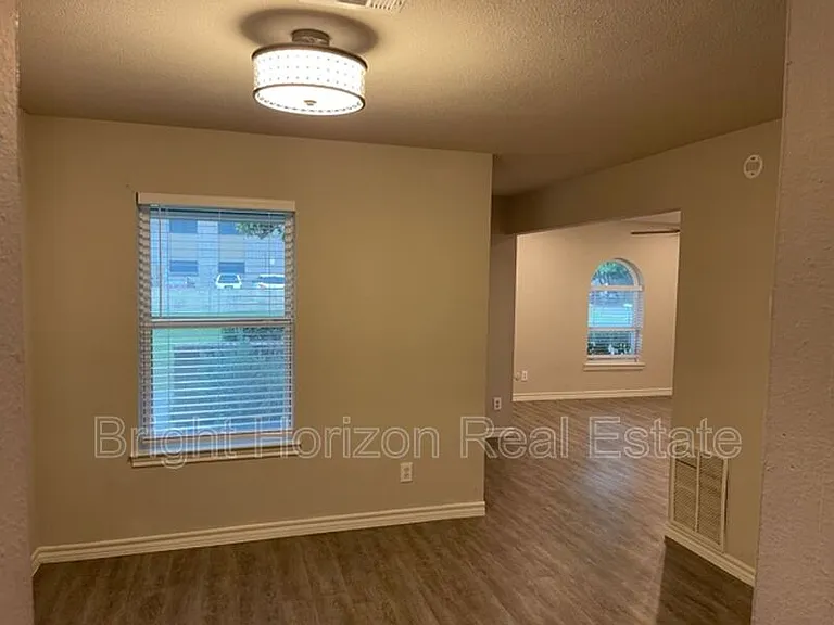 1017 Mullins St — Photo 8