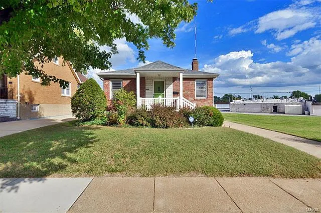1220 Pembroke Dr photo 1