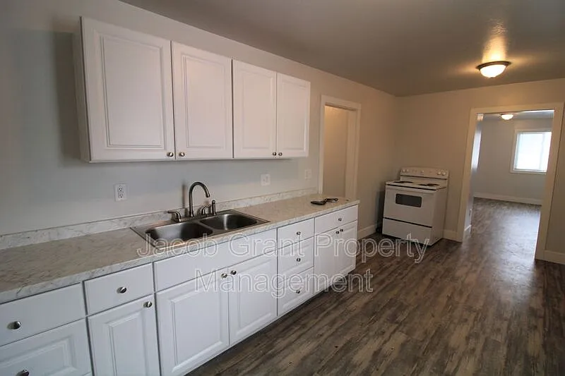 3 bed, 1.0 bath, 808 sqft, $1,095 — Photo 3