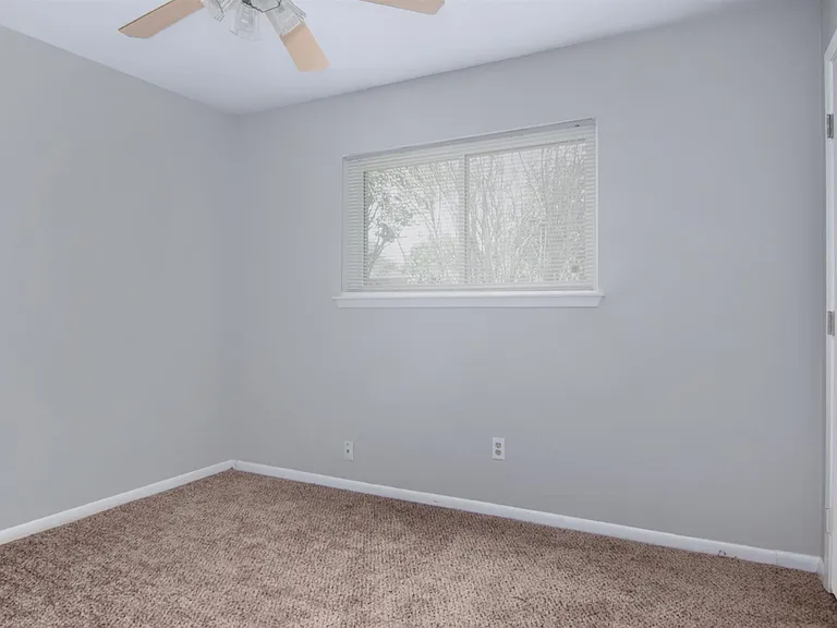 2319 Anthony Ln — Photo 12