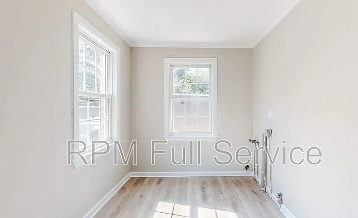 246 E Woodrow St — Photo 8