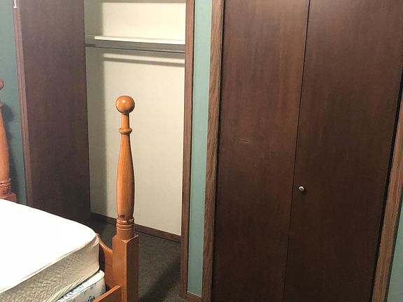 2nd bedroom w/double closets