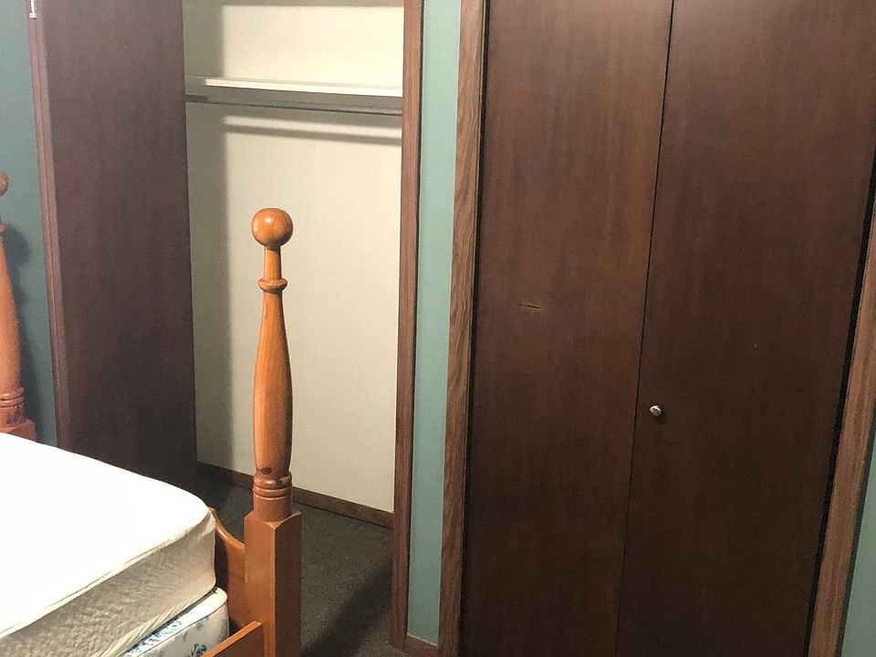 2nd bedroom w/double closets