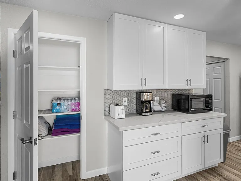 208 E Oxford Dr — Photo 10