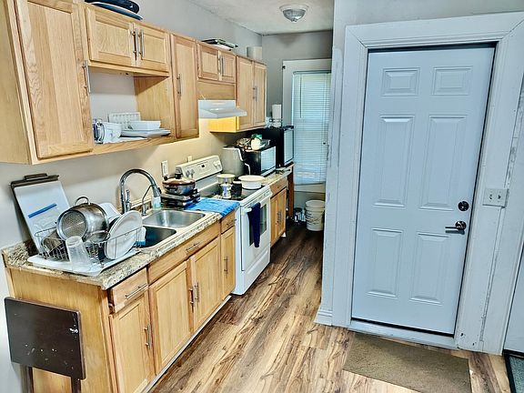 4th image of 93 Montrose St
