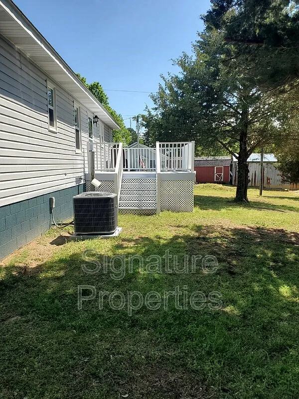3 bed, 1.5 bath, 1658 sqft, $1,645 — Photo 1