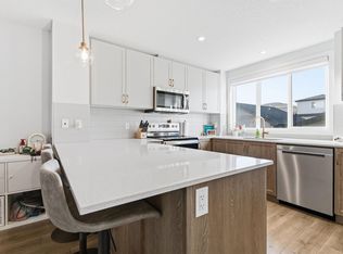 656 35th St SW, Edmonton, AB T6X 2Z1