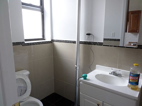 2nd image of 2808 Crescent St APT 20