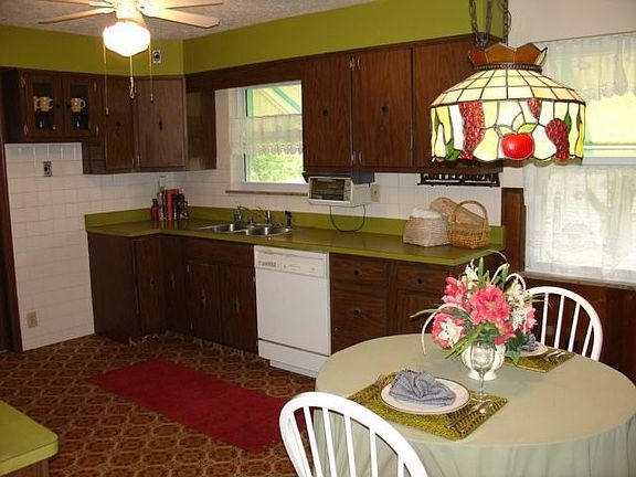 Large Eat-In Kitchen!