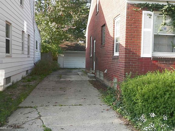 4th image of 20268 Elkhart St