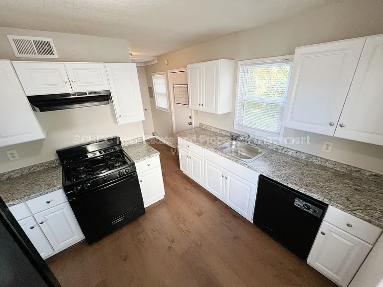 9512 Charlotte St — Photo 2