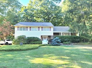 16 Sunset Dr, North Caldwell, NJ 07006