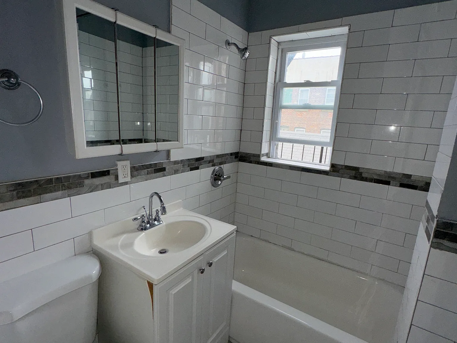 141 Duncan Ave — Photo 2