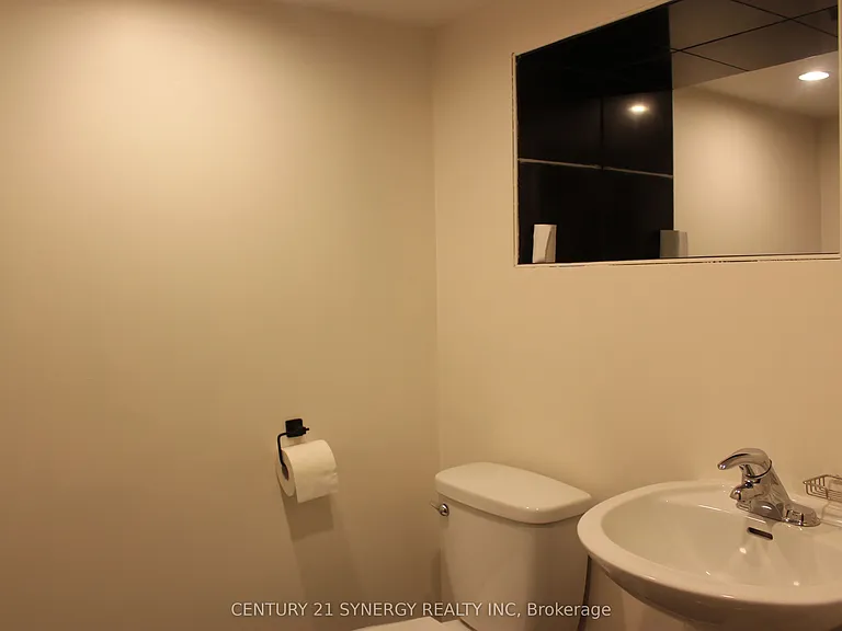 241 Wilfred Cres — Photo 16