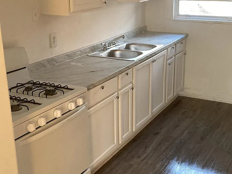 2504 Thompson Ave — Photo 2