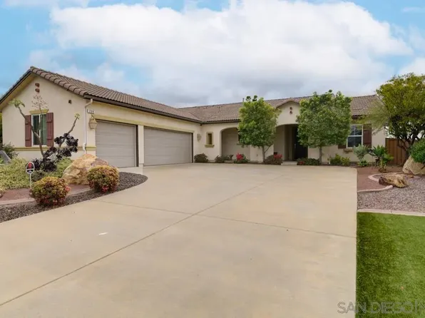 296 Tom McGuinness Jr Cir, Fallbrook, CA 92028