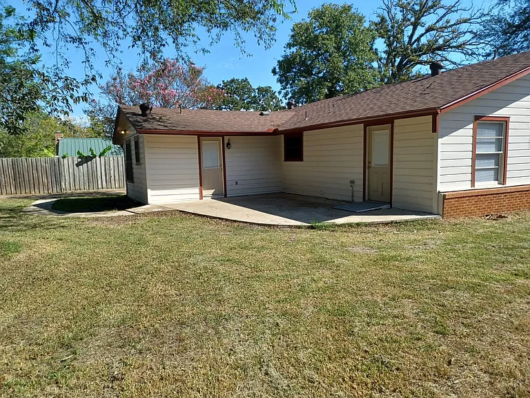 1007 Davis St N — Photo 12