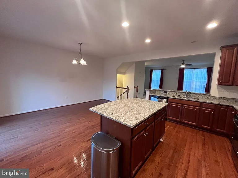 1118 Oakwood St — Photo 5