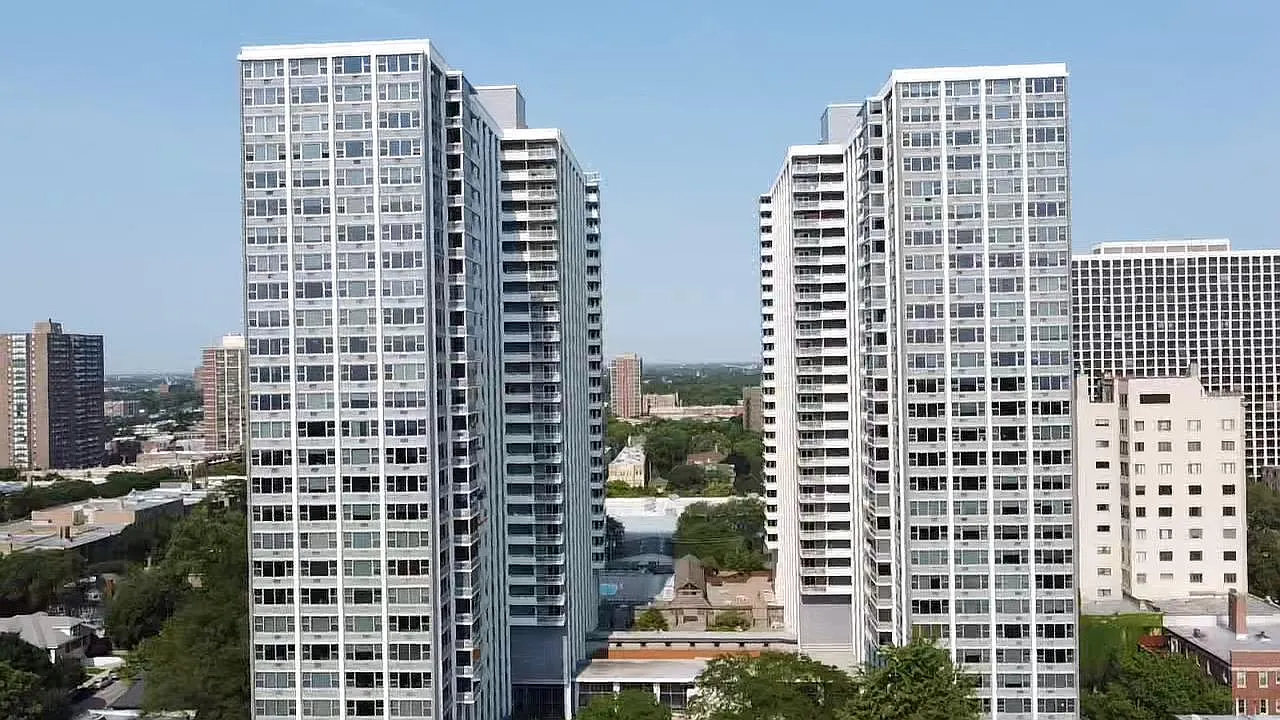 4250 N Marine Dr — Photo 2