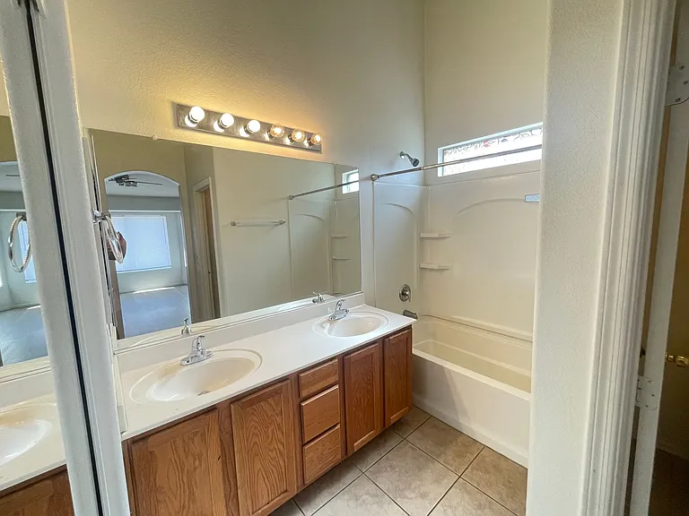 915 W Bowker St — Photo 10