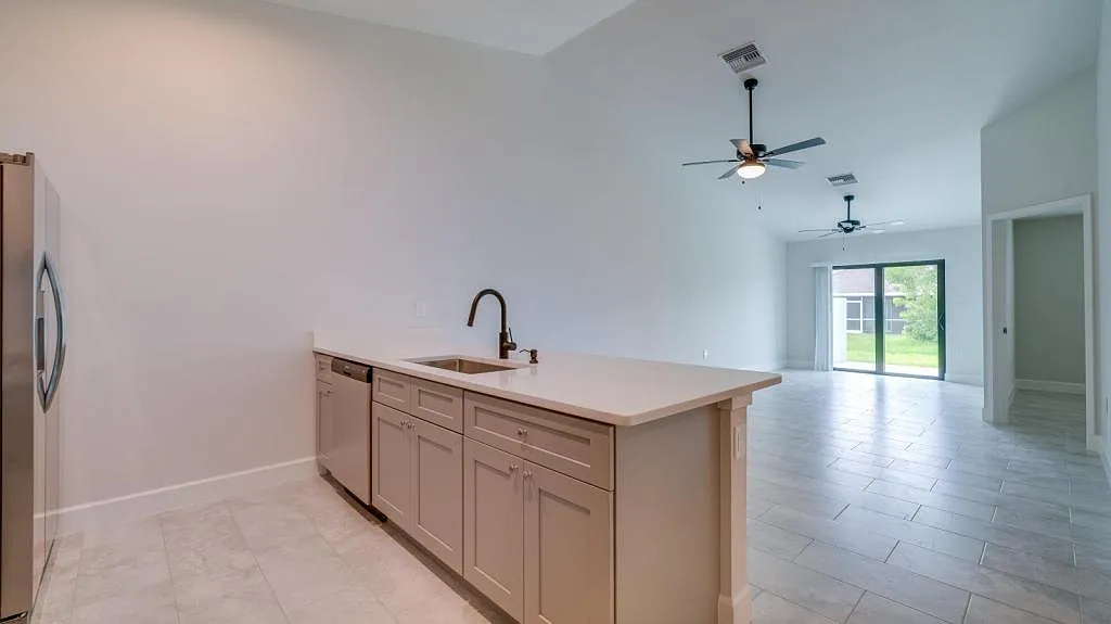 4606 SW 8th Ct — Photo 2