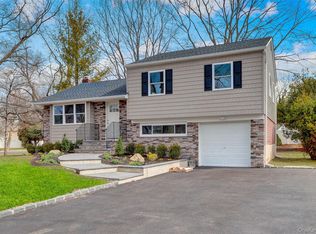 10 Poet Lane, Greenlawn, NY 11740