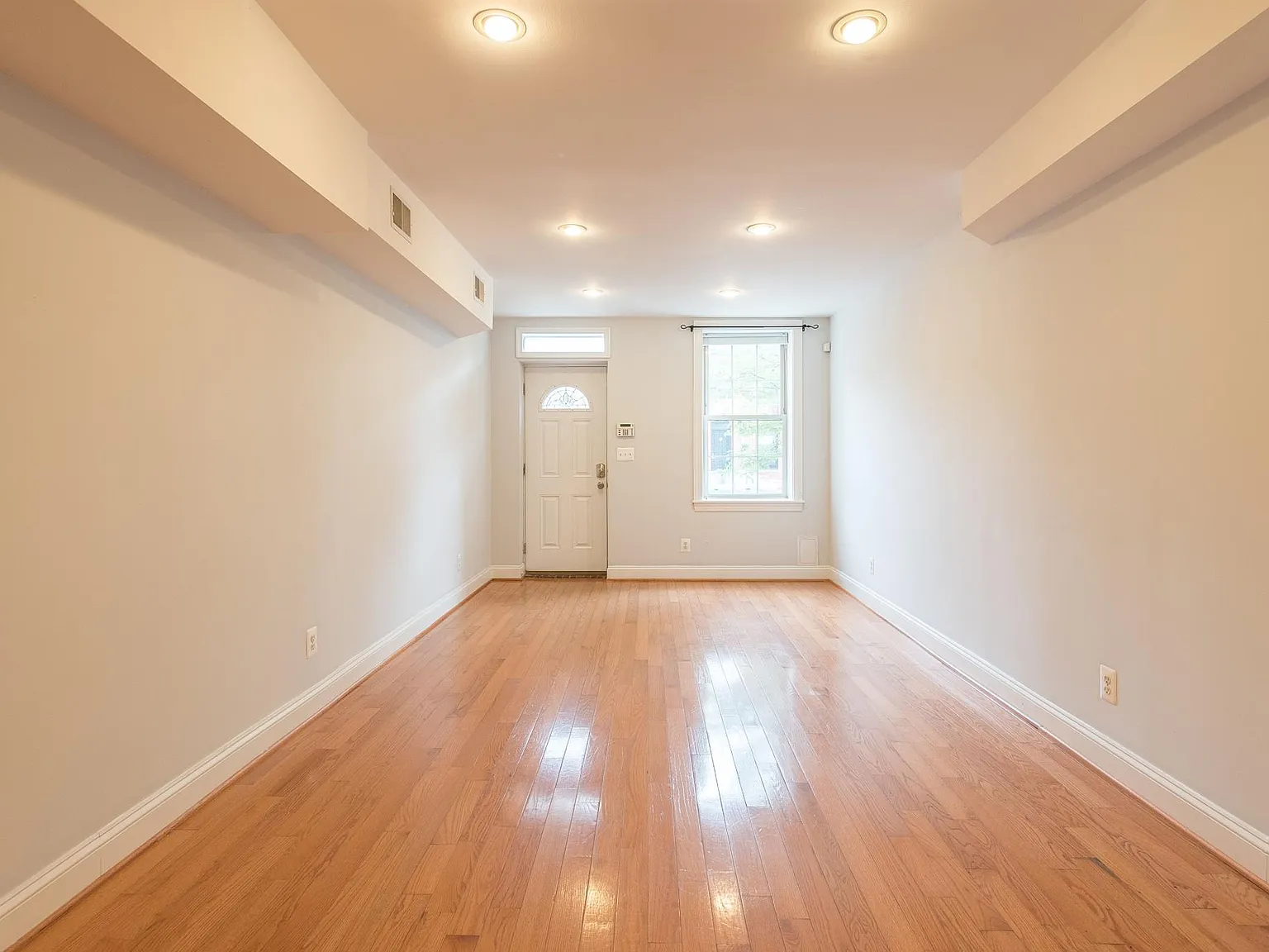 2 bed, 2.5 bath, 1700 sqft, $2,500 — Photo 4
