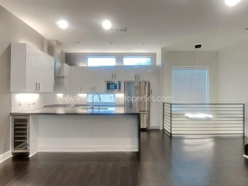 2 bed, 2.5 bath, 2046 sqft, $3,190 — Photo 4