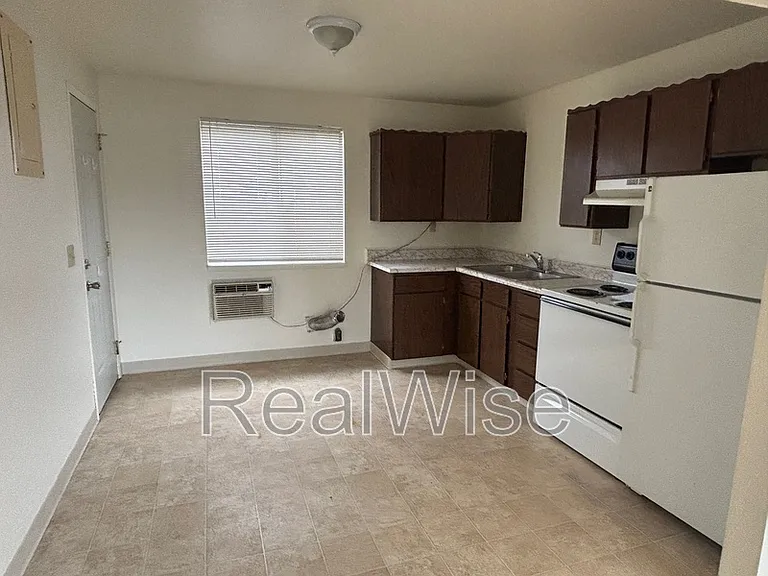 241 NW Rose St — Photo 7