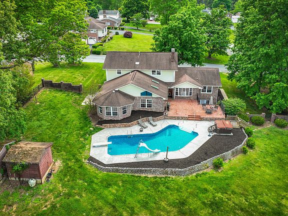 3rd image of 702 Woodland Dr