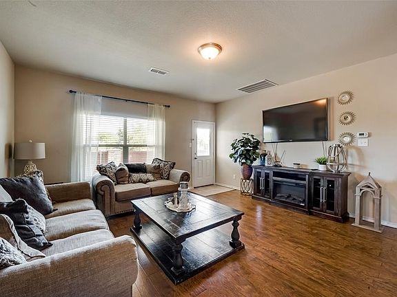 2nd image of 1104 Wellesbourne Ln