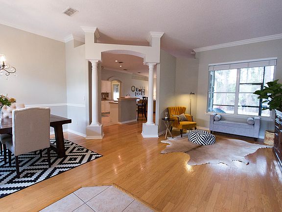 Formal Living Room/Entryway